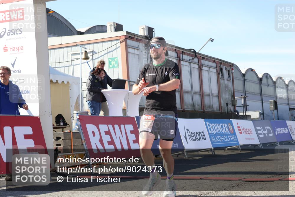 03.10.2025 - Köhlbrandbrückenlauf Luisa Fischer http://msf.ph/oto/9024373 03.10.2025 12:51:28 Ziel 6047, 6458 meine-sportfotos.de