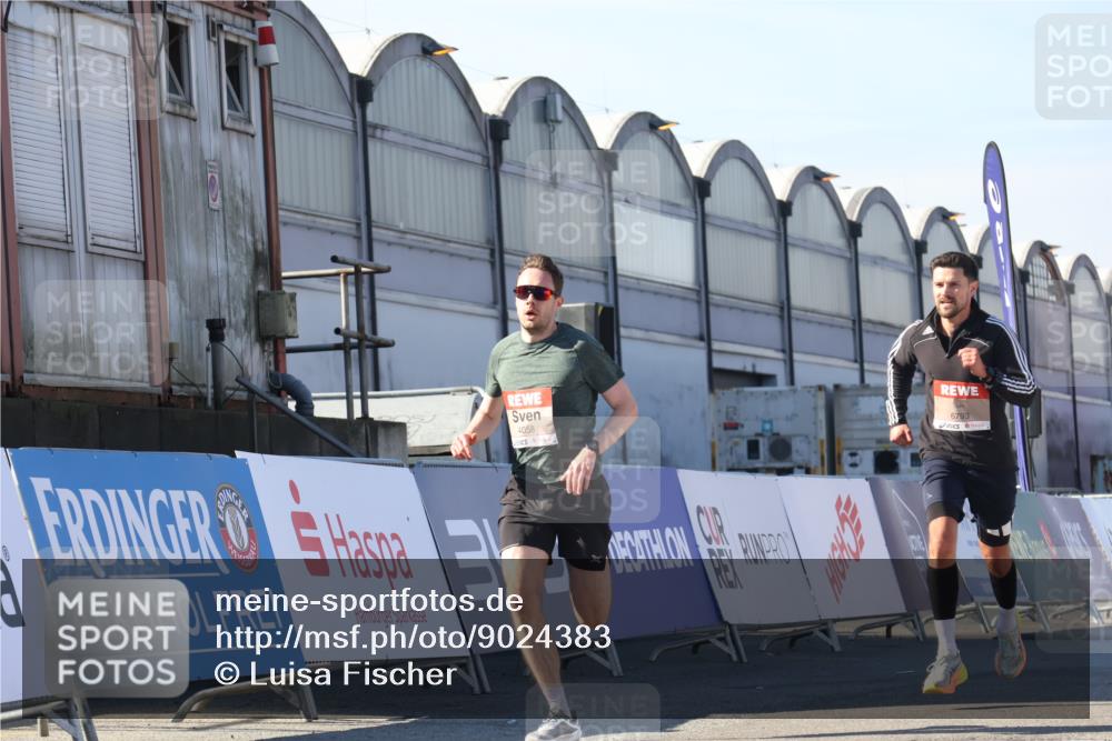 03.10.2025 - Köhlbrandbrückenlauf Luisa Fischer http://msf.ph/oto/9024383 03.10.2025 12:51:34 Ziel 4058, 6458, 6793 meine-sportfotos.de