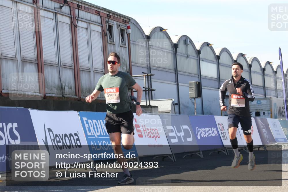 03.10.2025 - Köhlbrandbrückenlauf Luisa Fischer http://msf.ph/oto/9024393 03.10.2025 12:51:35 Ziel 4058, 6458, 6793 meine-sportfotos.de