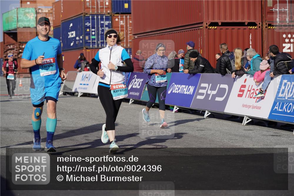 03.10.2025 - Köhlbrandbrückenlauf Michael Burmester http://msf.ph/oto/9024396 03.10.2025 10:26:57 Ziel 1930, 2693, 2774, 2930, 3052, 3232, 3364, 3367, 3703, 3745, 3829 meine-sportfotos.de
