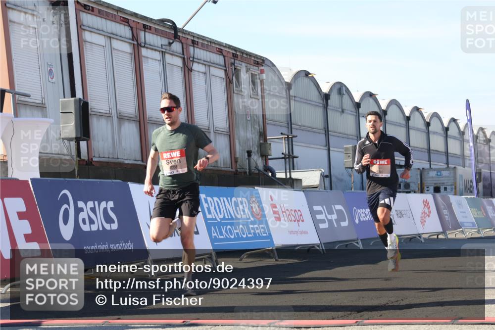 03.10.2025 - Köhlbrandbrückenlauf Luisa Fischer http://msf.ph/oto/9024397 03.10.2025 12:51:35 Ziel 4058, 6458, 6793 meine-sportfotos.de