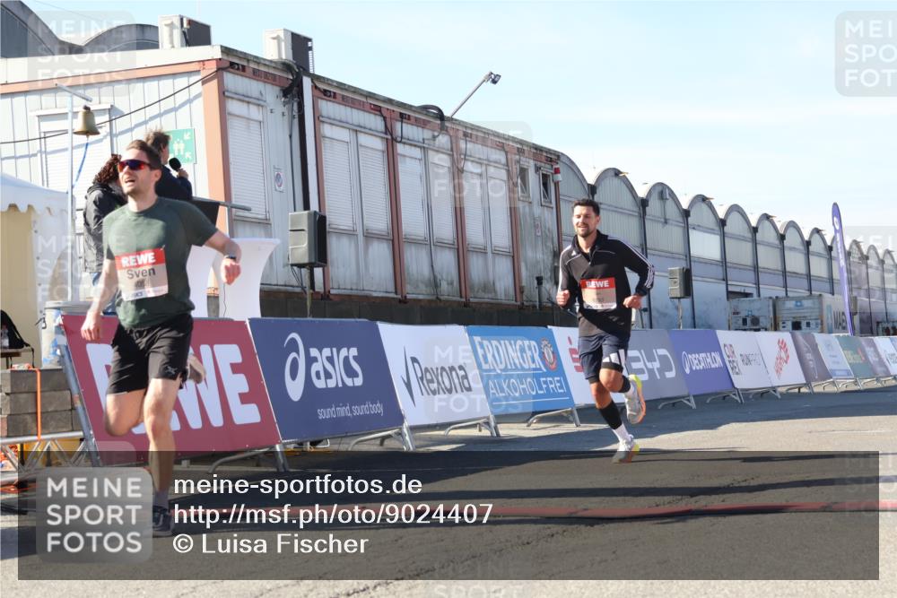 03.10.2025 - Köhlbrandbrückenlauf Luisa Fischer http://msf.ph/oto/9024407 03.10.2025 12:51:36 Ziel 4058, 6458, 6793 meine-sportfotos.de