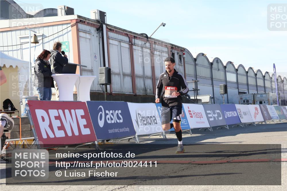 03.10.2025 - Köhlbrandbrückenlauf Luisa Fischer http://msf.ph/oto/9024411 03.10.2025 12:51:36 Ziel 4058, 6458, 6793 meine-sportfotos.de