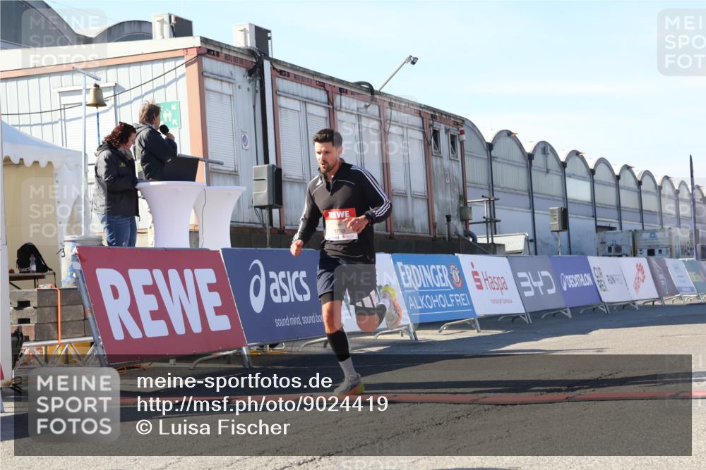 03.10.2025 - Köhlbrandbrückenlauf Luisa Fischer http://msf.ph/oto/9024419 03.10.2025 12:51:36 Ziel 4058, 6458, 6793 meine-sportfotos.de