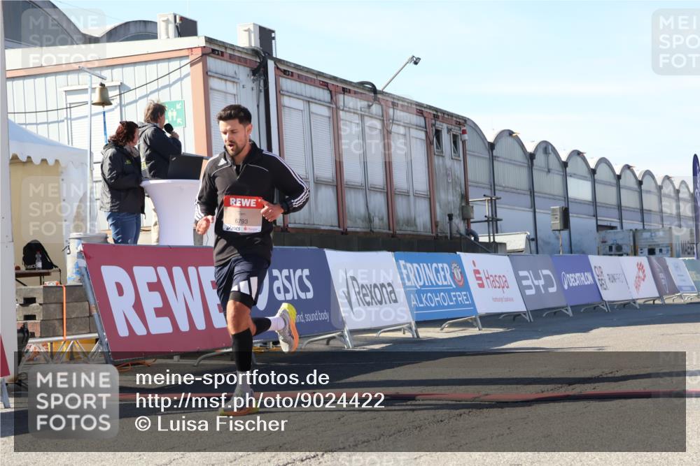 03.10.2025 - Köhlbrandbrückenlauf Luisa Fischer http://msf.ph/oto/9024422 03.10.2025 12:51:37 Ziel 4058, 6458, 6793 meine-sportfotos.de