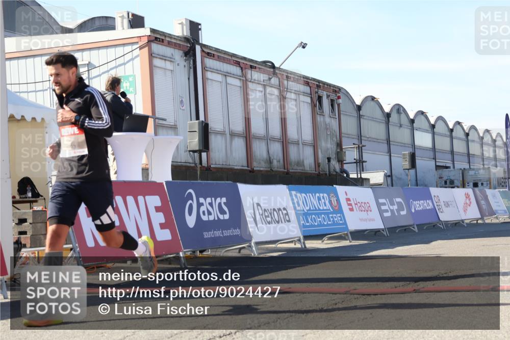 03.10.2025 - Köhlbrandbrückenlauf Luisa Fischer http://msf.ph/oto/9024427 03.10.2025 12:51:37 Ziel 4058, 6458, 6793 meine-sportfotos.de