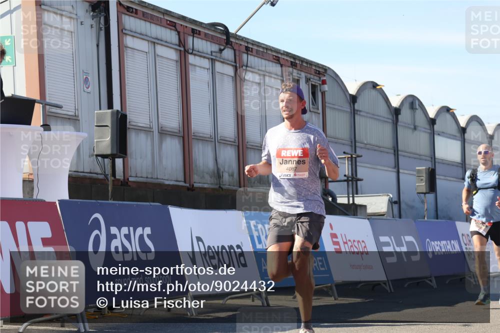 03.10.2025 - Köhlbrandbrückenlauf Luisa Fischer http://msf.ph/oto/9024432 03.10.2025 12:51:43 Ziel 4017, 4058, 4087, 6793 meine-sportfotos.de