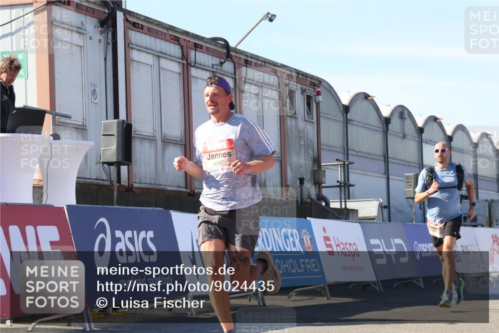 03.10.2025 - Köhlbrandbrückenlauf Luisa Fischer http://msf.ph/oto/9024435 03.10.2025 12:51:43 Ziel 4017, 4058, 4087, 6793 meine-sportfotos.de