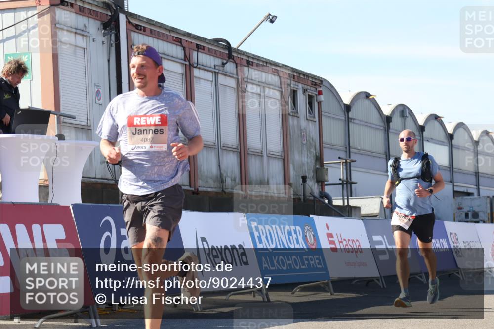 03.10.2025 - Köhlbrandbrückenlauf Luisa Fischer http://msf.ph/oto/9024437 03.10.2025 12:51:44 Ziel 4017, 4058, 4087, 6793 meine-sportfotos.de