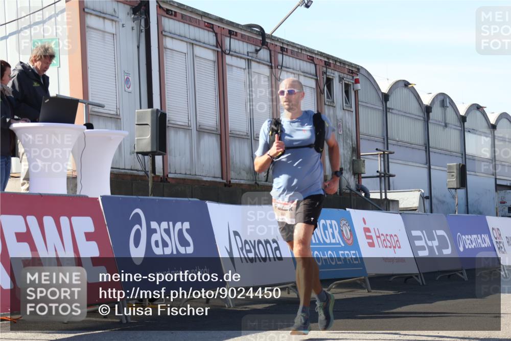 03.10.2025 - Köhlbrandbrückenlauf Luisa Fischer http://msf.ph/oto/9024450 03.10.2025 12:51:45 Ziel 4017, 4058, 4087, 6793 meine-sportfotos.de