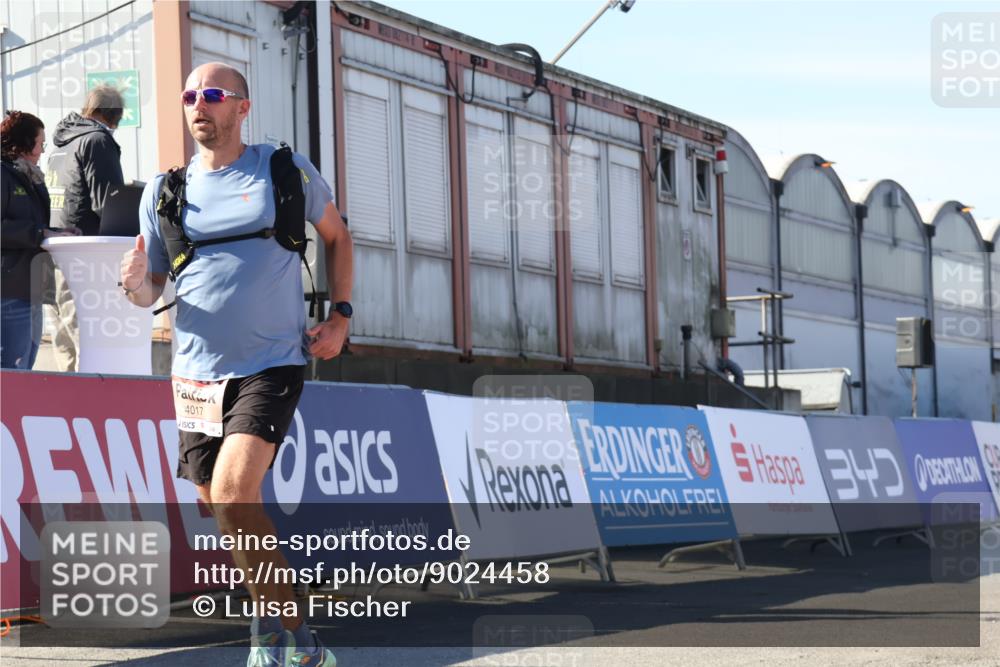 03.10.2025 - Köhlbrandbrückenlauf Luisa Fischer http://msf.ph/oto/9024458 03.10.2025 12:51:45 Ziel 4017, 4058, 4087, 6793 meine-sportfotos.de