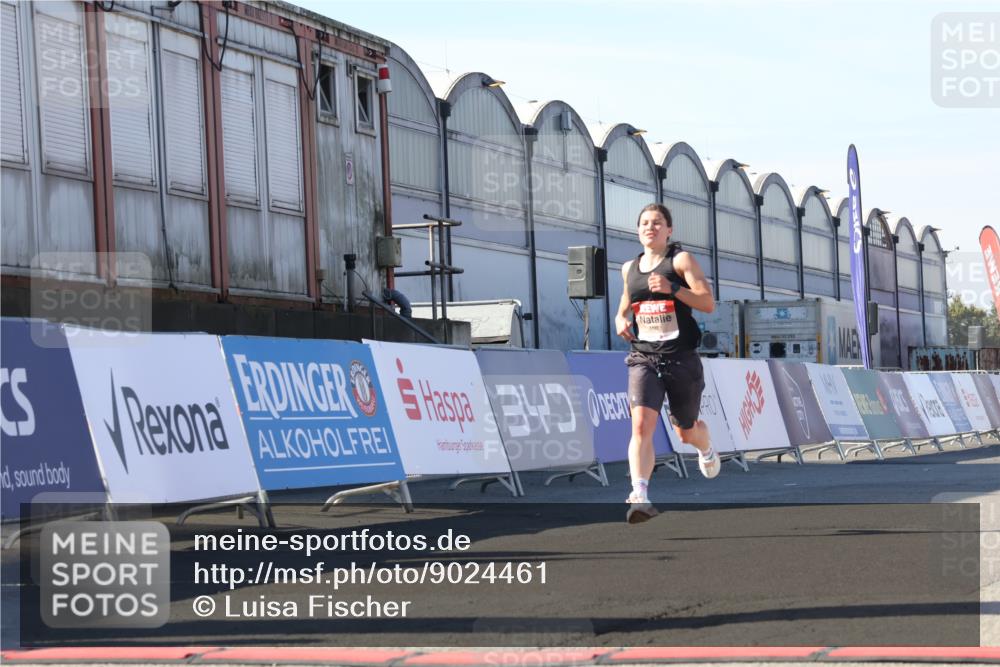 03.10.2025 - Köhlbrandbrückenlauf Luisa Fischer http://msf.ph/oto/9024461 03.10.2025 12:52:00 Ziel 4092 meine-sportfotos.de