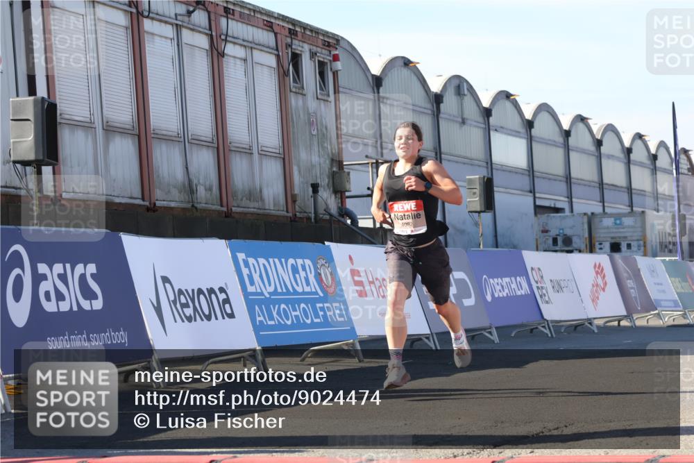 03.10.2025 - Köhlbrandbrückenlauf Luisa Fischer http://msf.ph/oto/9024474 03.10.2025 12:52:00 Ziel 4092 meine-sportfotos.de