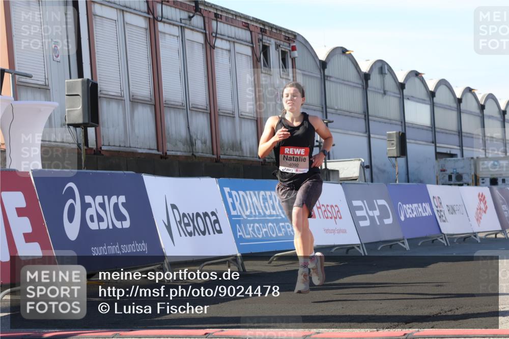 03.10.2025 - Köhlbrandbrückenlauf Luisa Fischer http://msf.ph/oto/9024478 03.10.2025 12:52:01 Ziel 4092 meine-sportfotos.de