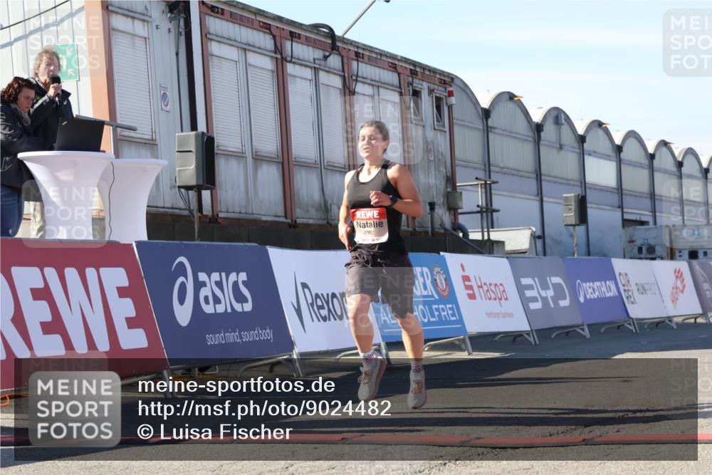 03.10.2025 - Köhlbrandbrückenlauf Luisa Fischer http://msf.ph/oto/9024482 03.10.2025 12:52:01 Ziel 4092 meine-sportfotos.de