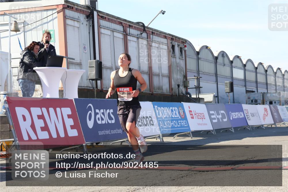 03.10.2025 - Köhlbrandbrückenlauf Luisa Fischer http://msf.ph/oto/9024485 03.10.2025 12:52:01 Ziel 4092 meine-sportfotos.de