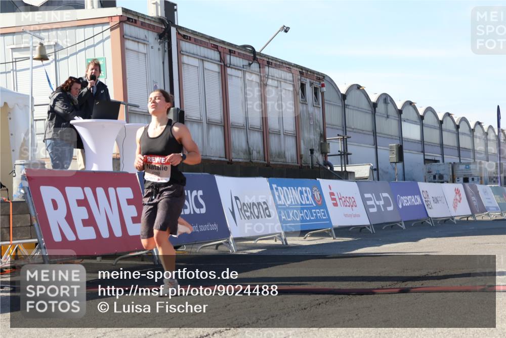03.10.2025 - Köhlbrandbrückenlauf Luisa Fischer http://msf.ph/oto/9024488 03.10.2025 12:52:02 Ziel 4092 meine-sportfotos.de
