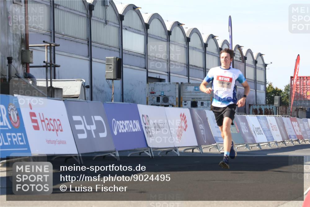 03.10.2025 - Köhlbrandbrückenlauf Luisa Fischer http://msf.ph/oto/9024495 03.10.2025 12:52:15 Ziel 4301 meine-sportfotos.de