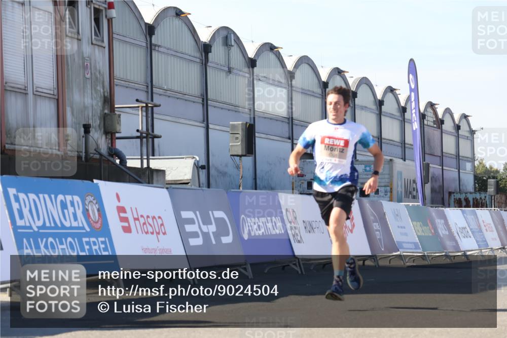 03.10.2025 - Köhlbrandbrückenlauf Luisa Fischer http://msf.ph/oto/9024504 03.10.2025 12:52:16 Ziel 4301 meine-sportfotos.de