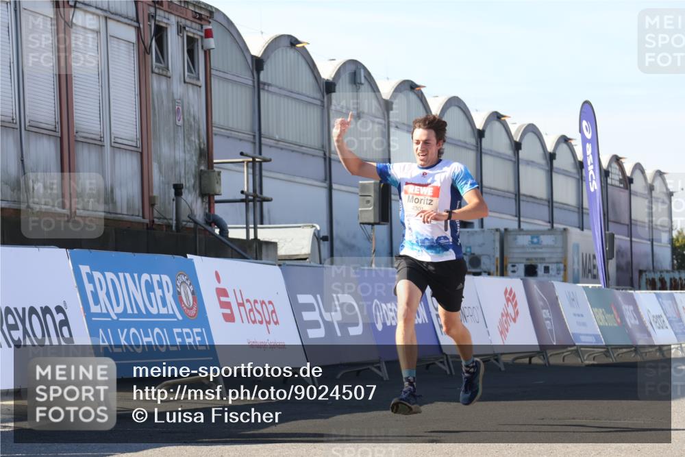 03.10.2025 - Köhlbrandbrückenlauf Luisa Fischer http://msf.ph/oto/9024507 03.10.2025 12:52:16 Ziel 4301 meine-sportfotos.de