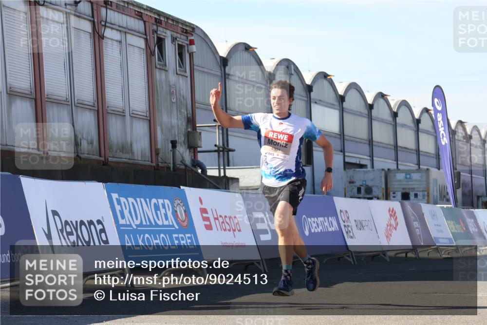 03.10.2025 - Köhlbrandbrückenlauf Luisa Fischer http://msf.ph/oto/9024513 03.10.2025 12:52:16 Ziel 4301 meine-sportfotos.de