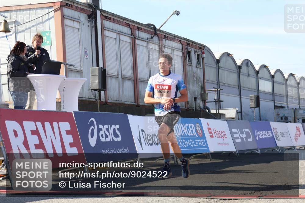 03.10.2025 - Köhlbrandbrückenlauf Luisa Fischer http://msf.ph/oto/9024522 03.10.2025 12:52:17 Ziel 4301 meine-sportfotos.de