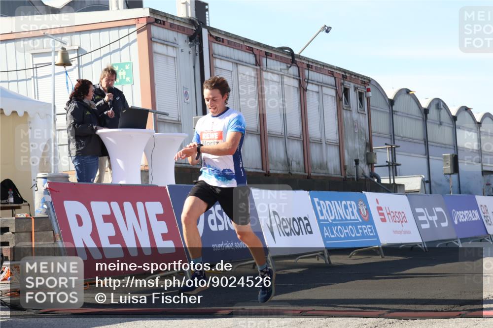 03.10.2025 - Köhlbrandbrückenlauf Luisa Fischer http://msf.ph/oto/9024526 03.10.2025 12:52:17 Ziel 4301 meine-sportfotos.de