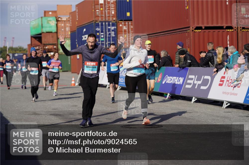 03.10.2025 - Köhlbrandbrückenlauf Michael Burmester http://msf.ph/oto/9024565 03.10.2025 10:27:11 Ziel 1539, 1926, 1929, 2101, 2451, 2562, 2935, 3132, 3746 meine-sportfotos.de