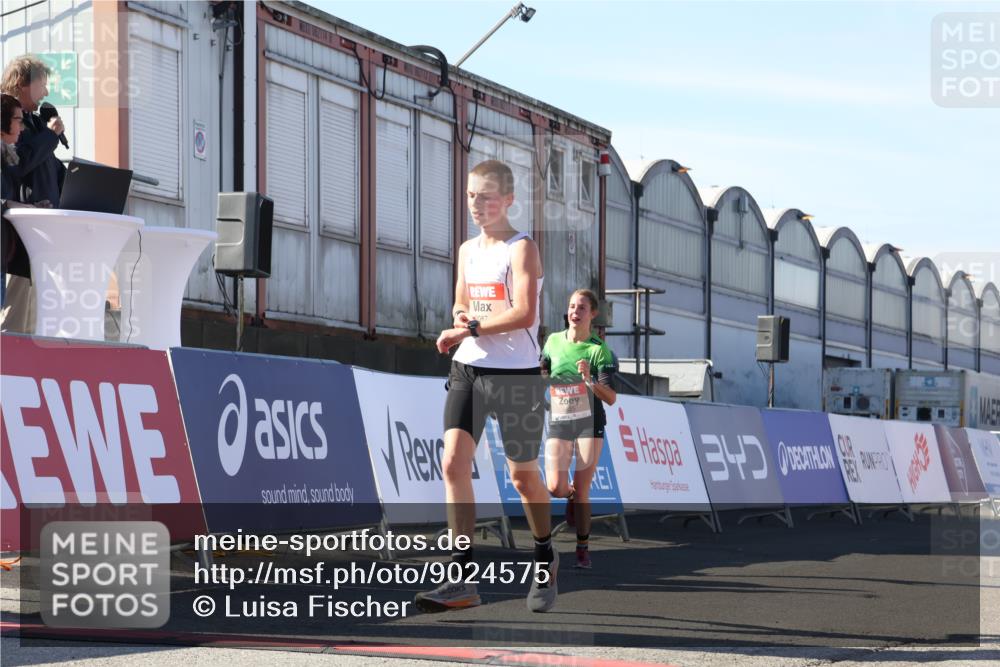03.10.2025 - Köhlbrandbrückenlauf Luisa Fischer http://msf.ph/oto/9024575 03.10.2025 12:52:35 Ziel 4019, 6087, 6625 meine-sportfotos.de
