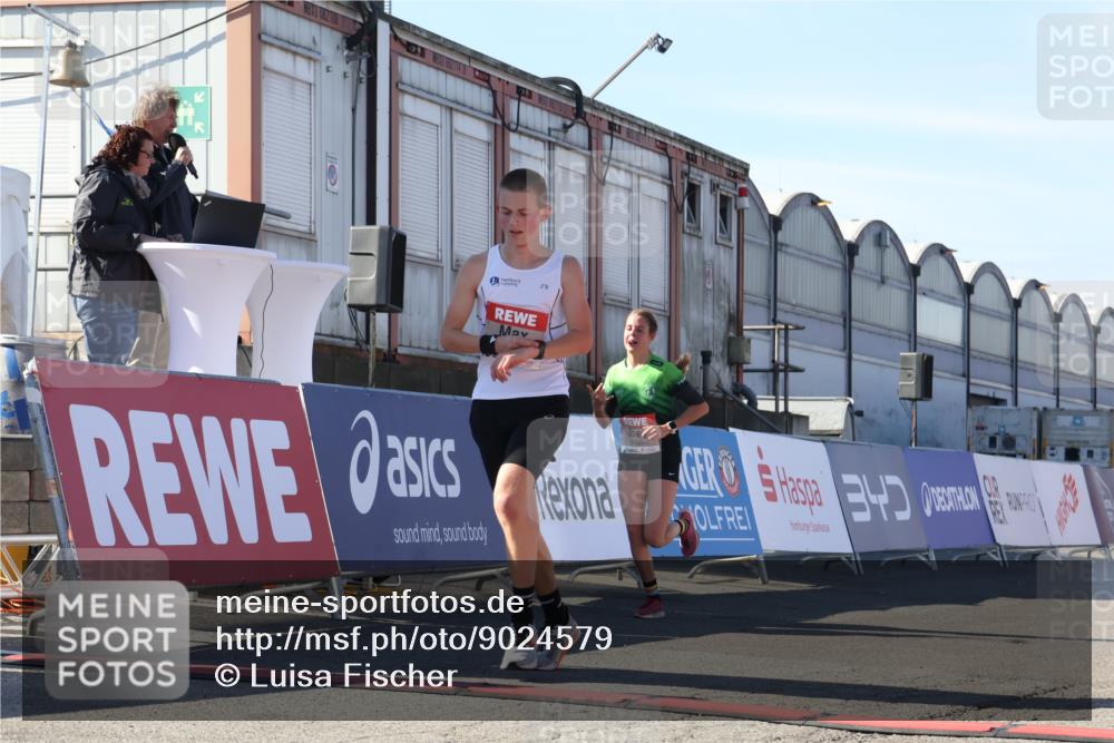 03.10.2025 - Köhlbrandbrückenlauf Luisa Fischer http://msf.ph/oto/9024579 03.10.2025 12:52:35 Ziel 4019, 6087, 6625 meine-sportfotos.de