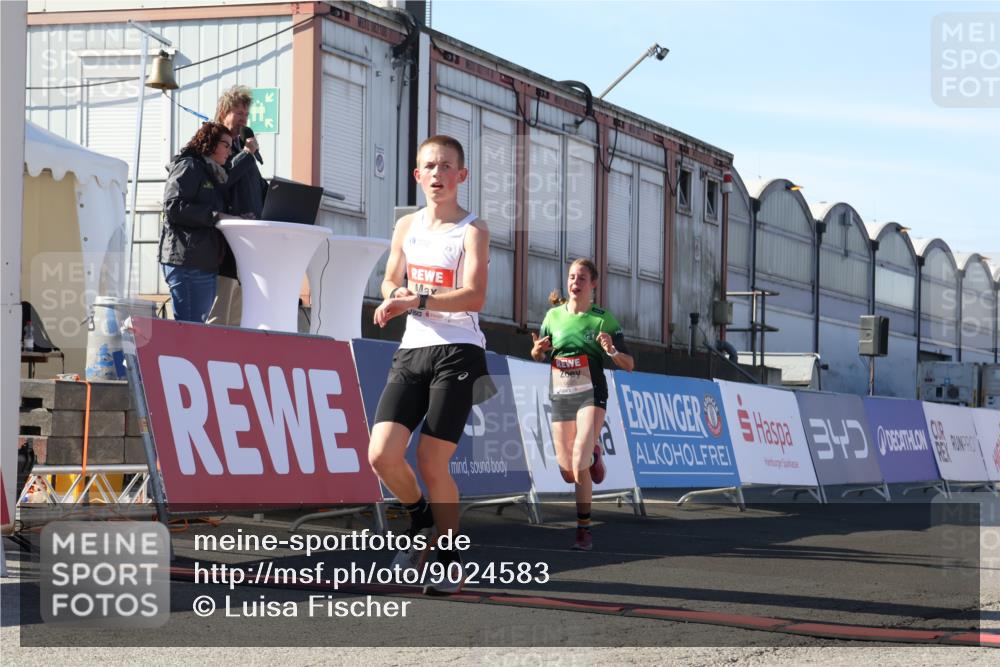 03.10.2025 - Köhlbrandbrückenlauf Luisa Fischer http://msf.ph/oto/9024583 03.10.2025 12:52:35 Ziel 4019, 6087, 6625 meine-sportfotos.de