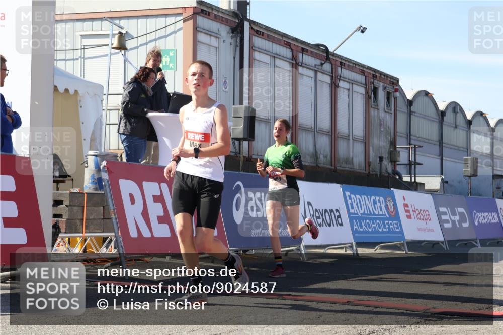 03.10.2025 - Köhlbrandbrückenlauf Luisa Fischer http://msf.ph/oto/9024587 03.10.2025 12:52:36 Ziel 4013, 4019, 6087, 6625 meine-sportfotos.de