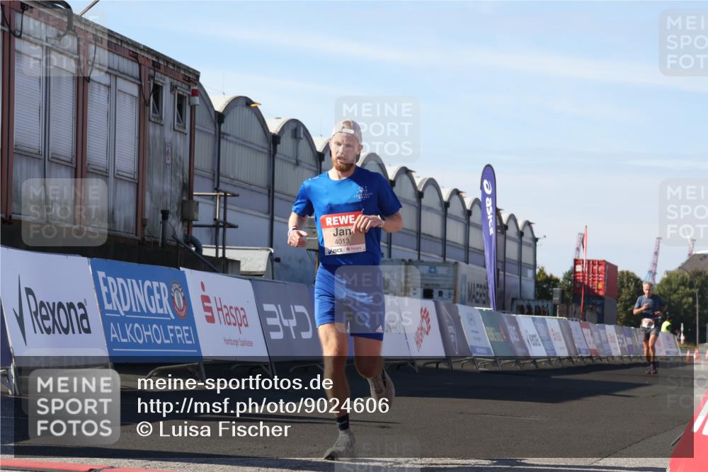 03.10.2025 - Köhlbrandbrückenlauf Luisa Fischer http://msf.ph/oto/9024606 03.10.2025 12:52:41 Ziel 4013, 4019, 6087, 6625 meine-sportfotos.de
