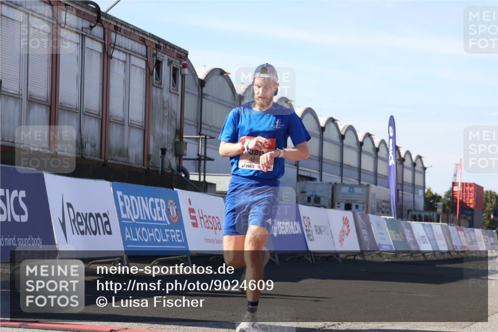 03.10.2025 - Köhlbrandbrückenlauf Luisa Fischer http://msf.ph/oto/9024609 03.10.2025 12:52:41 Ziel 4013, 4019, 6087, 6625 meine-sportfotos.de