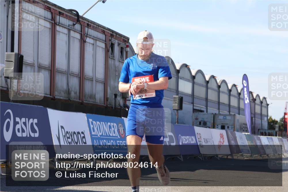 03.10.2025 - Köhlbrandbrückenlauf Luisa Fischer http://msf.ph/oto/9024614 03.10.2025 12:52:41 Ziel 4013, 4019, 6087, 6625 meine-sportfotos.de