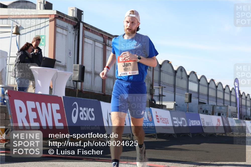 03.10.2025 - Köhlbrandbrückenlauf Luisa Fischer http://msf.ph/oto/9024625 03.10.2025 12:52:42 Ziel 4013, 4019, 6087, 6625 meine-sportfotos.de