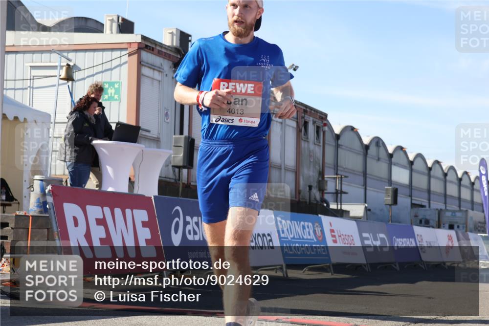 03.10.2025 - Köhlbrandbrückenlauf Luisa Fischer http://msf.ph/oto/9024629 03.10.2025 12:52:42 Ziel 4013, 4019, 6087, 6625 meine-sportfotos.de