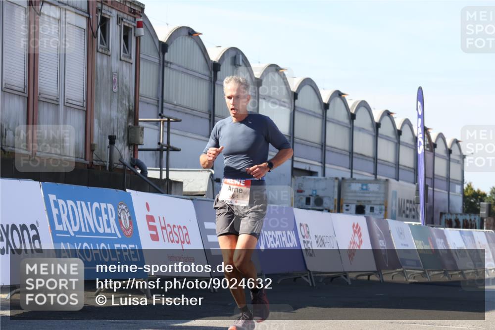 03.10.2025 - Köhlbrandbrückenlauf Luisa Fischer http://msf.ph/oto/9024632 03.10.2025 12:52:48 Ziel 4013, 4019, 4034 meine-sportfotos.de
