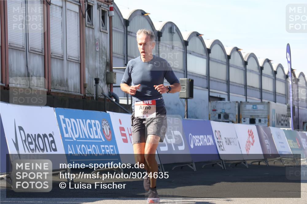 03.10.2025 - Köhlbrandbrückenlauf Luisa Fischer http://msf.ph/oto/9024635 03.10.2025 12:52:48 Ziel 4013, 4019, 4034 meine-sportfotos.de