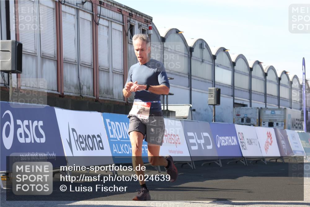 03.10.2025 - Köhlbrandbrückenlauf Luisa Fischer http://msf.ph/oto/9024639 03.10.2025 12:52:49 Ziel 4013, 4019, 4034 meine-sportfotos.de
