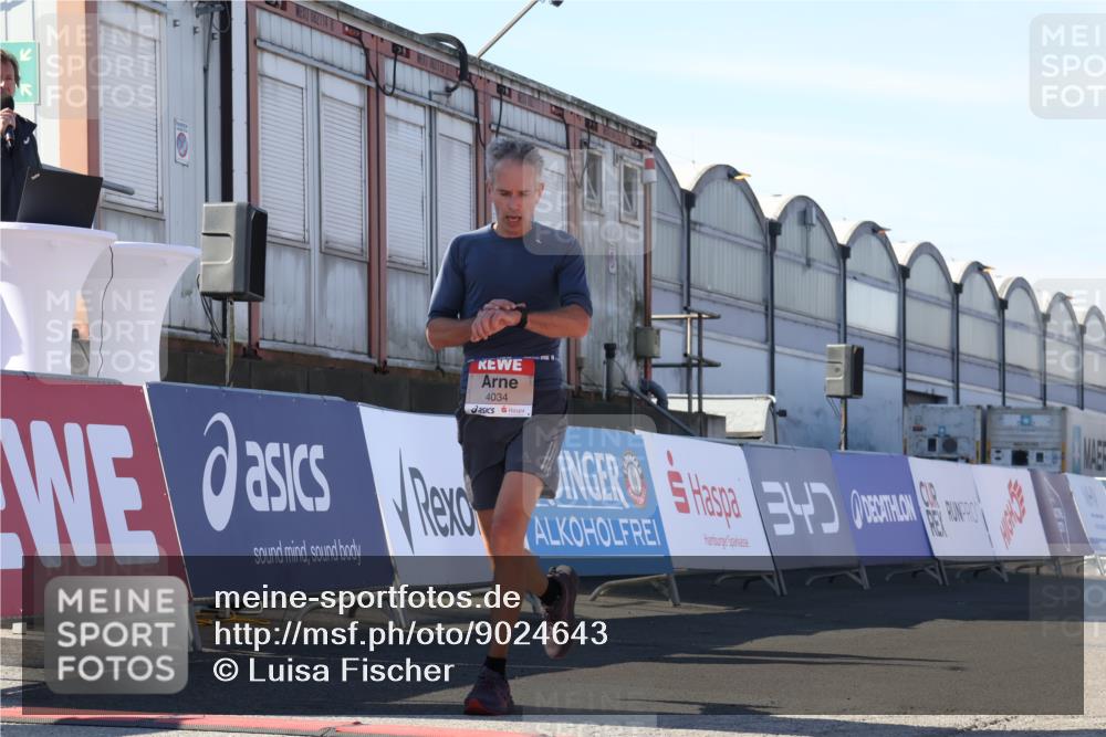 03.10.2025 - Köhlbrandbrückenlauf Luisa Fischer http://msf.ph/oto/9024643 03.10.2025 12:52:49 Ziel 4013, 4019, 4034 meine-sportfotos.de
