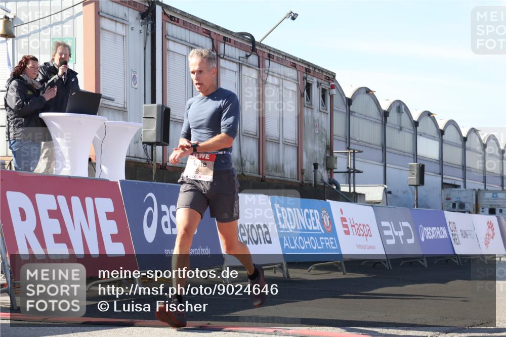 03.10.2025 - Köhlbrandbrückenlauf Luisa Fischer http://msf.ph/oto/9024646 03.10.2025 12:52:49 Ziel 4013, 4019, 4034 meine-sportfotos.de
