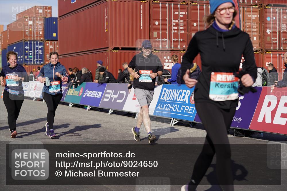 03.10.2025 - Köhlbrandbrückenlauf Michael Burmester http://msf.ph/oto/9024650 03.10.2025 10:27:18 Ziel 1539, 1926, 1929, 2101, 2136, 2451, 2562, 2935 meine-sportfotos.de