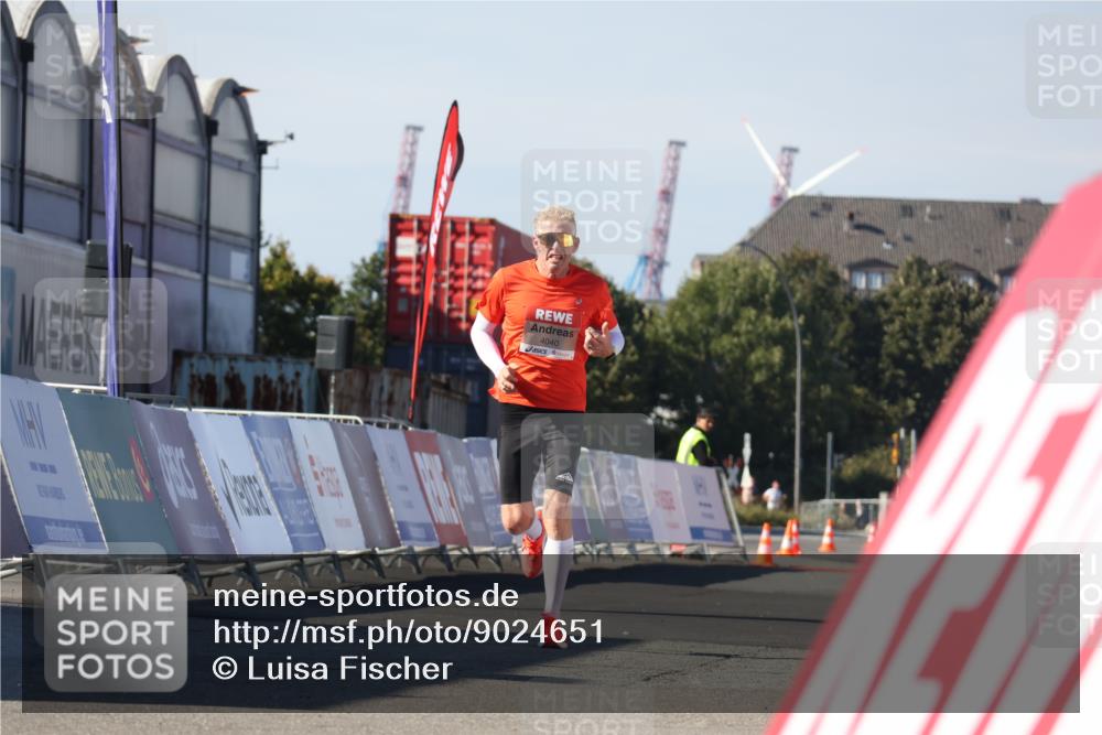 03.10.2025 - Köhlbrandbrückenlauf Luisa Fischer http://msf.ph/oto/9024651 03.10.2025 12:52:54 Ziel 4034, 4040 meine-sportfotos.de