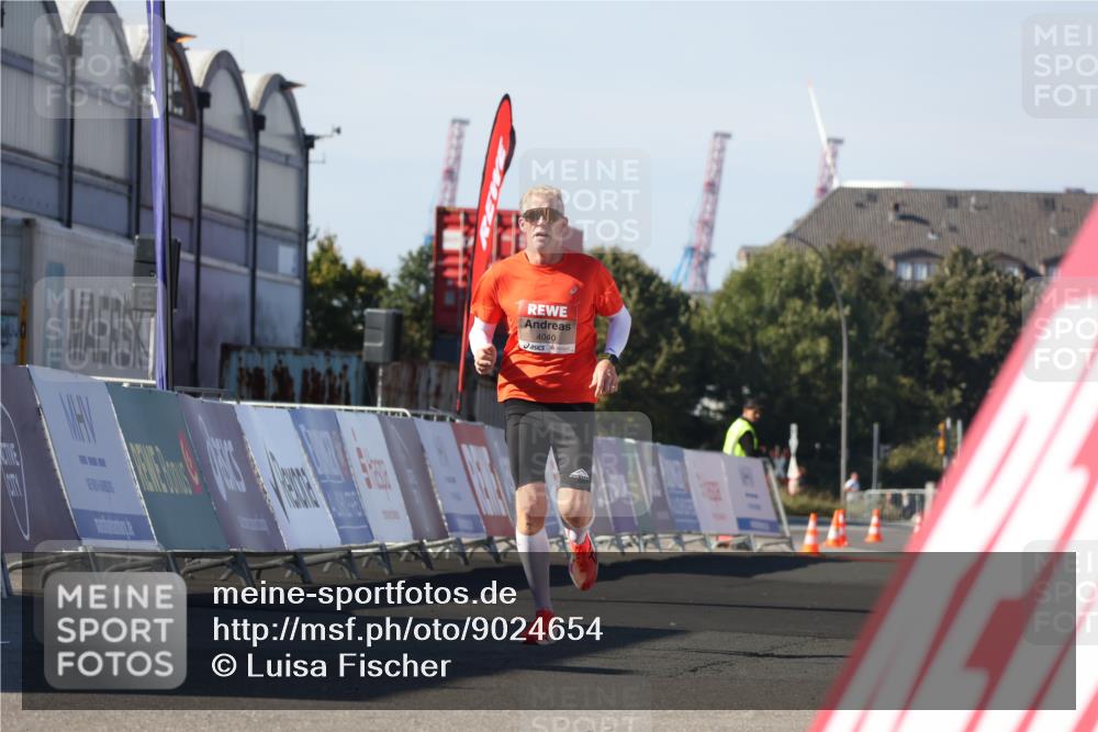 03.10.2025 - Köhlbrandbrückenlauf Luisa Fischer http://msf.ph/oto/9024654 03.10.2025 12:52:55 Ziel 4034, 4040 meine-sportfotos.de