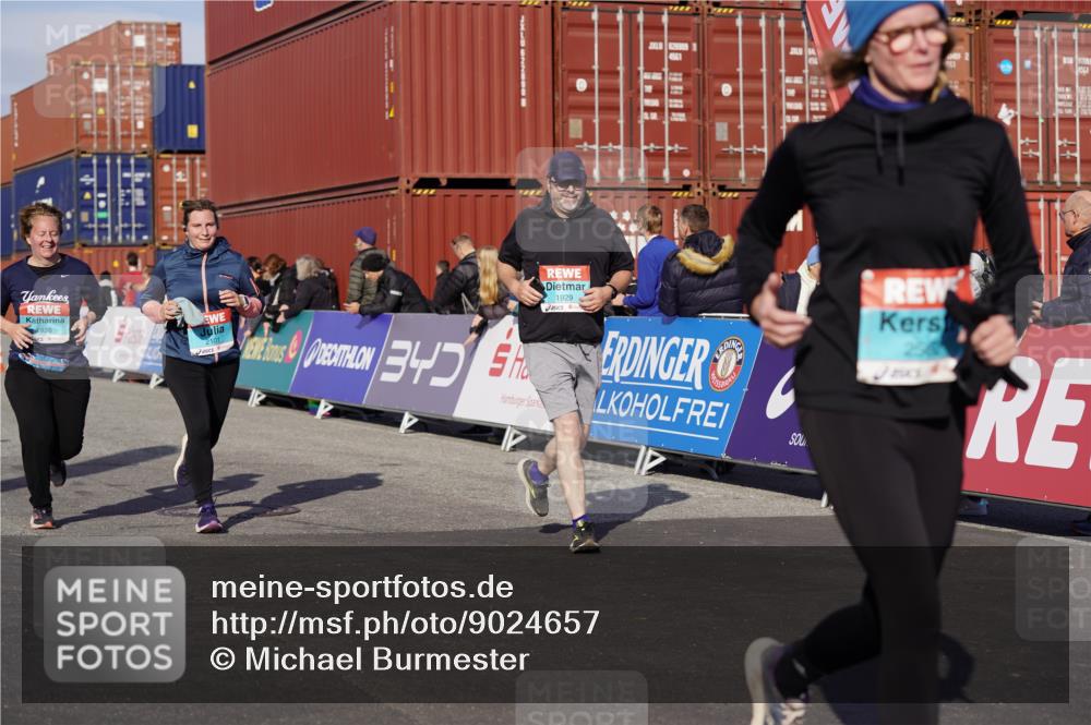 03.10.2025 - Köhlbrandbrückenlauf Michael Burmester http://msf.ph/oto/9024657 03.10.2025 10:27:18 Ziel 1539, 1926, 1929, 2101, 2136, 2451, 2562, 2935 meine-sportfotos.de