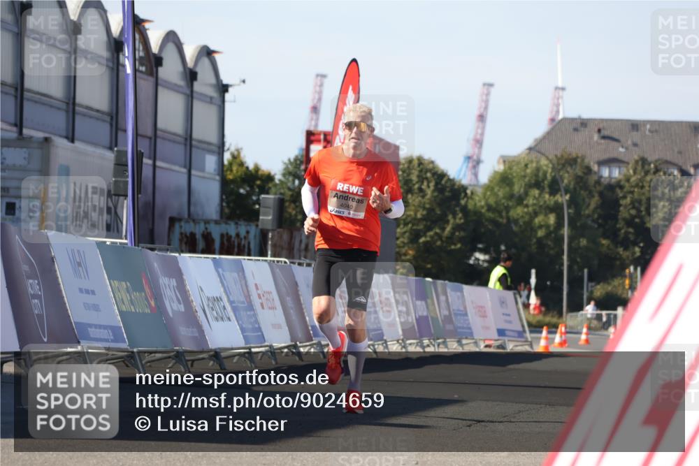 03.10.2025 - Köhlbrandbrückenlauf Luisa Fischer http://msf.ph/oto/9024659 03.10.2025 12:52:55 Ziel 4034, 4040 meine-sportfotos.de