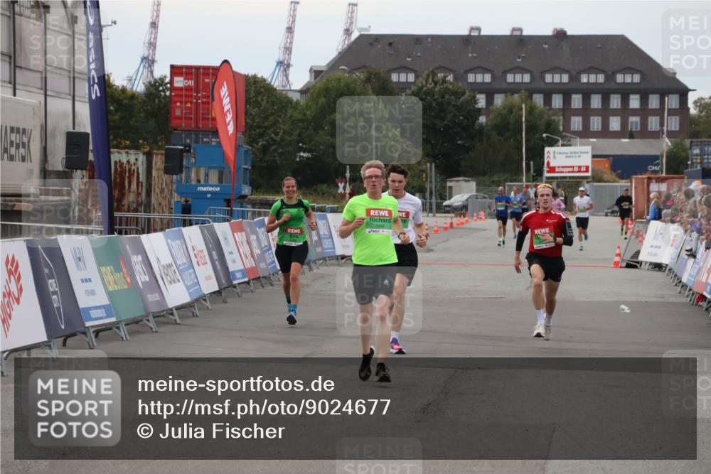 03.10.2025 - Köhlbrandbrückenlauf Julia Fischer http://msf.ph/oto/9024677 03.10.2025 15:56:34 Ziel 7092, 7166, 9182 meine-sportfotos.de