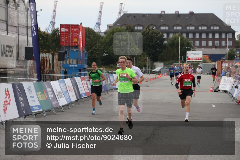 03.10.2025 - Köhlbrandbrückenlauf Julia Fischer http://msf.ph/oto/9024680 03.10.2025 15:56:34 Ziel 7092, 7166, 9182 meine-sportfotos.de