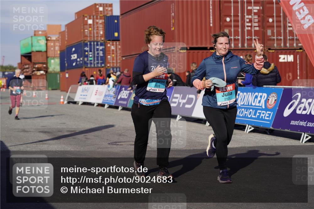 03.10.2025 - Köhlbrandbrückenlauf Michael Burmester http://msf.ph/oto/9024683 03.10.2025 10:27:19 Ziel 1926, 1929, 2101, 2136, 2935, 3230 meine-sportfotos.de